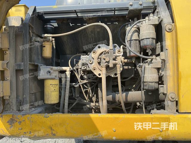 液压泵舱室正面整体（整机外观）