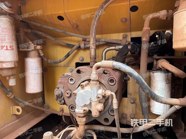 液压泵舱室正面整体（整机外观）