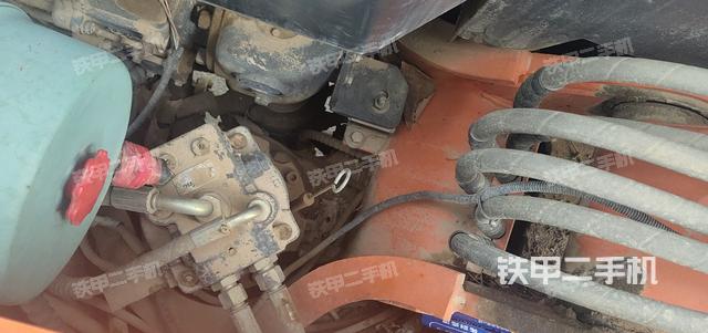 液压泵舱室正面整体（整机外观）