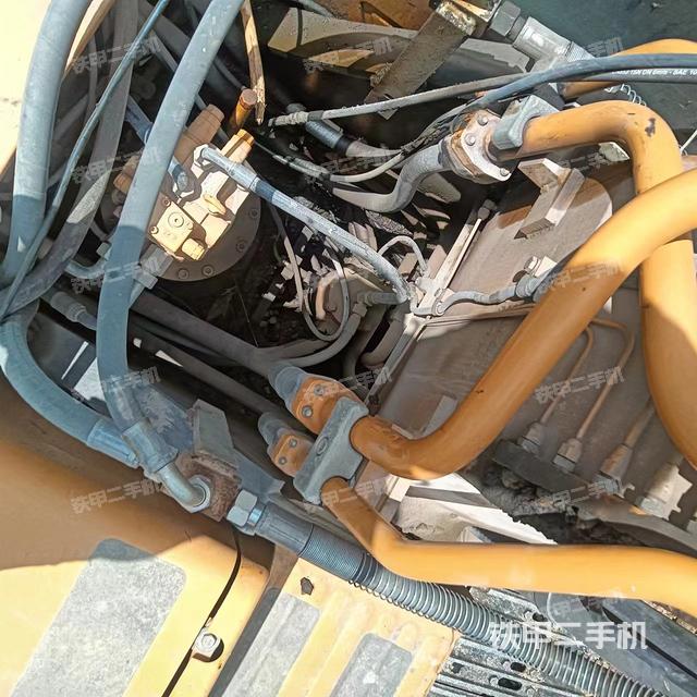 回转马达和主控阀（整机外观）