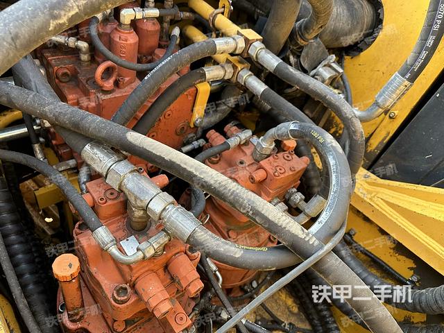 回转马达和主控阀（整机外观）