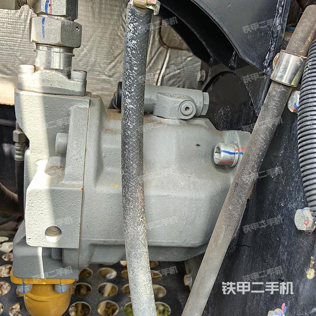 液压泵舱室正面整体（整机外观）