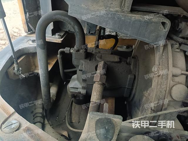 液压泵舱室正面整体（整机外观）