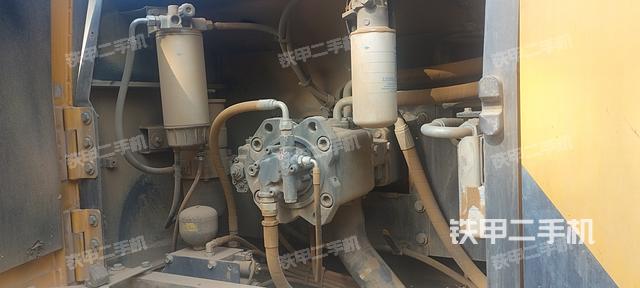 液压泵舱室正面整体（整机外观）