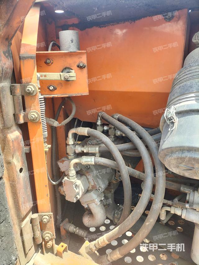 液压泵舱室正面整体（整机外观）