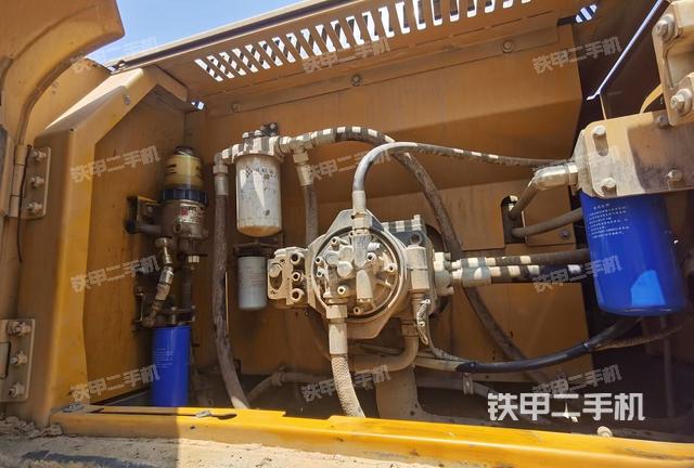 液压泵舱室正面整体（整机外观）