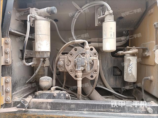 液压泵舱室正面整体（整机外观）