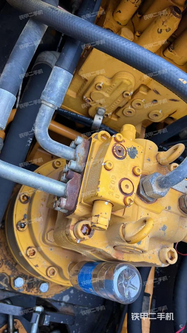 回转马达和主控阀（整机外观）