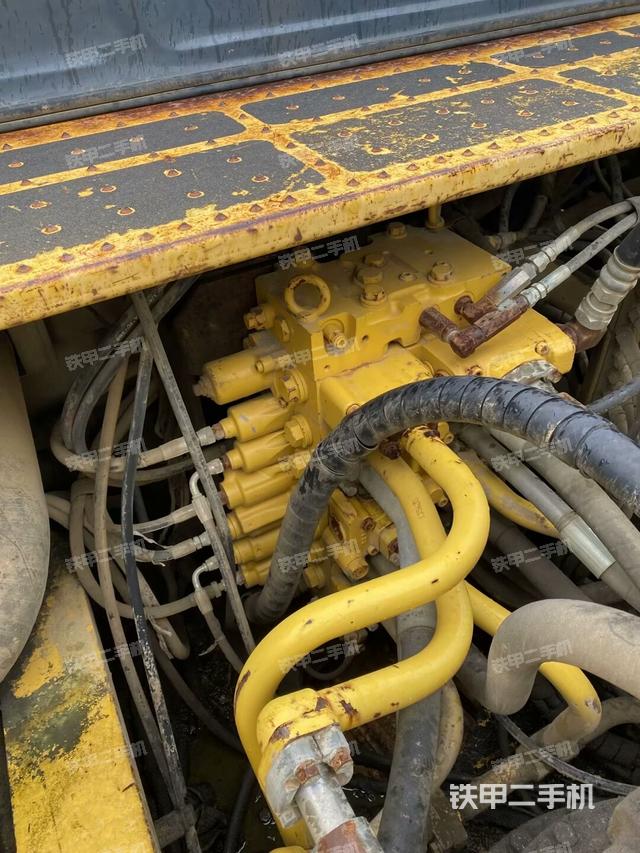 回转马达和主控阀（整机外观）