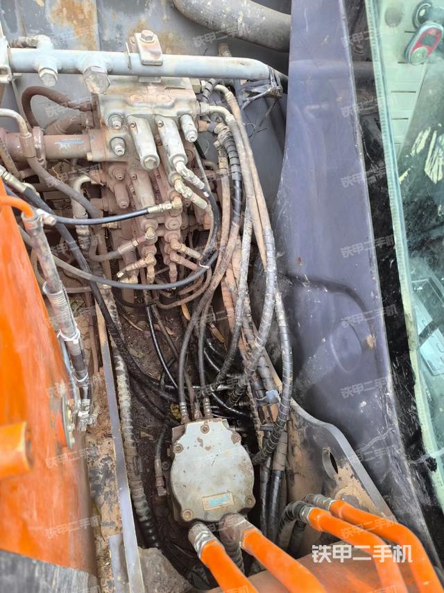 回转马达和主控阀（整机外观）