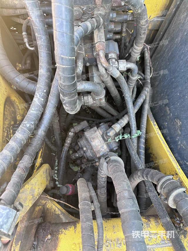 回转马达和主控阀（整机外观）