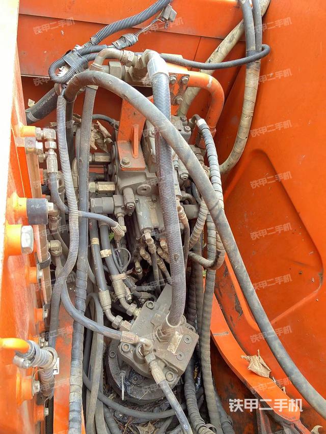 回转马达和主控阀（整机外观）