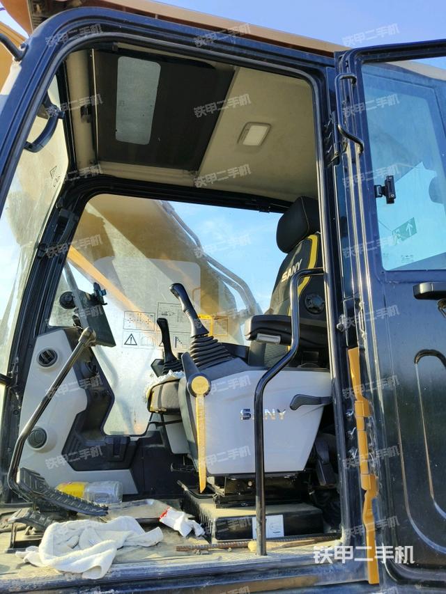 座椅左侧控制台/音响/含左手柄（驾驶室部分）