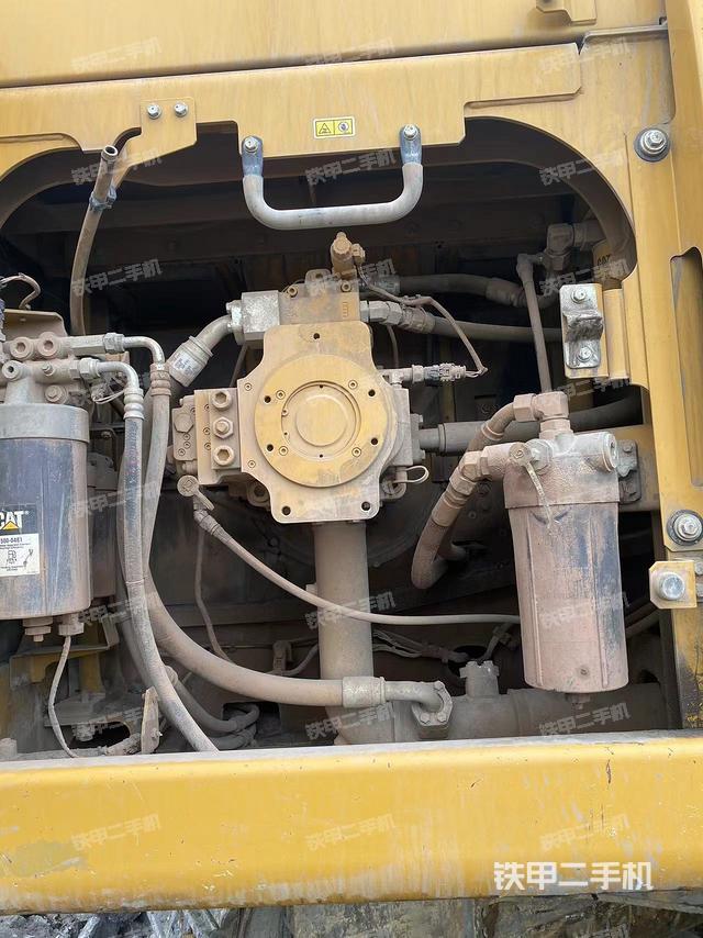 液压泵舱室正面整体（整机外观）