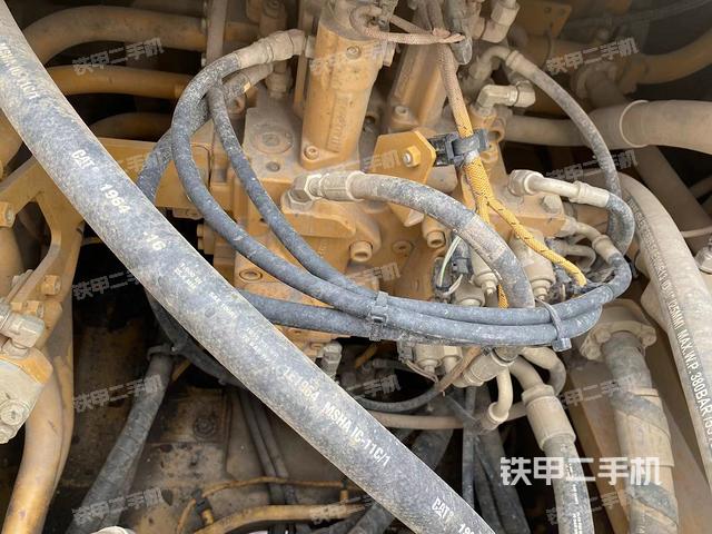 回转马达和主控阀（整机外观）