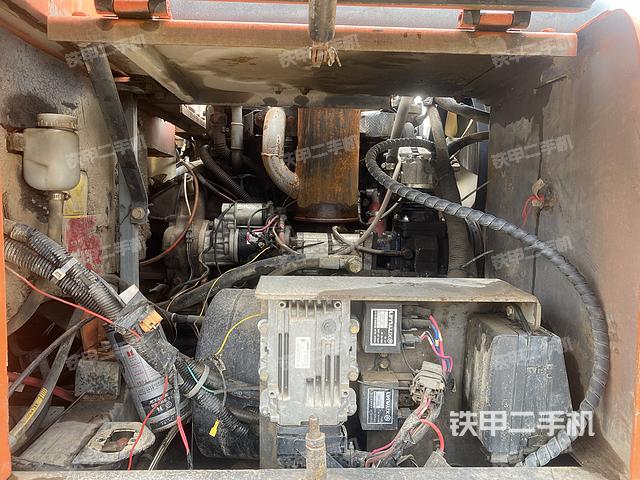 液压泵舱室正面整体（整机外观）