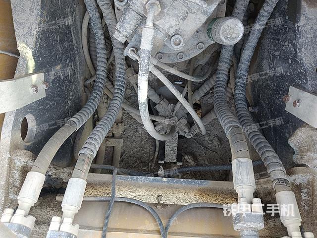 回转马达和主控阀（整机外观）