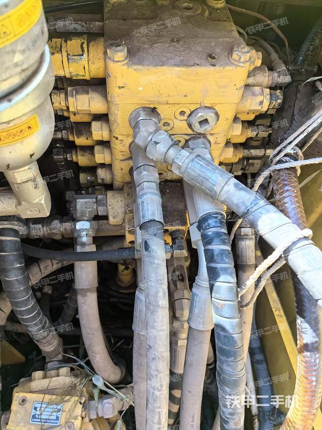 回转马达和主控阀（整机外观）