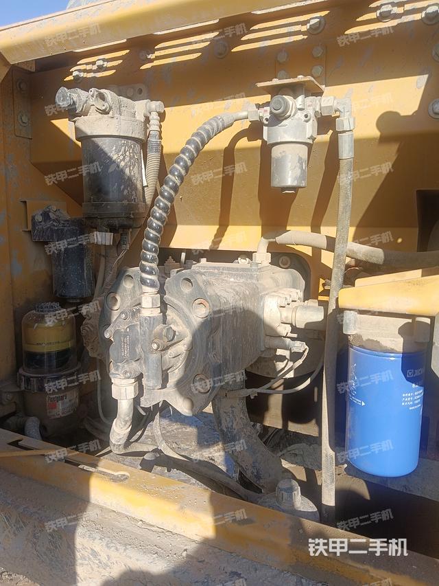 液压泵舱室正面整体（整机外观）