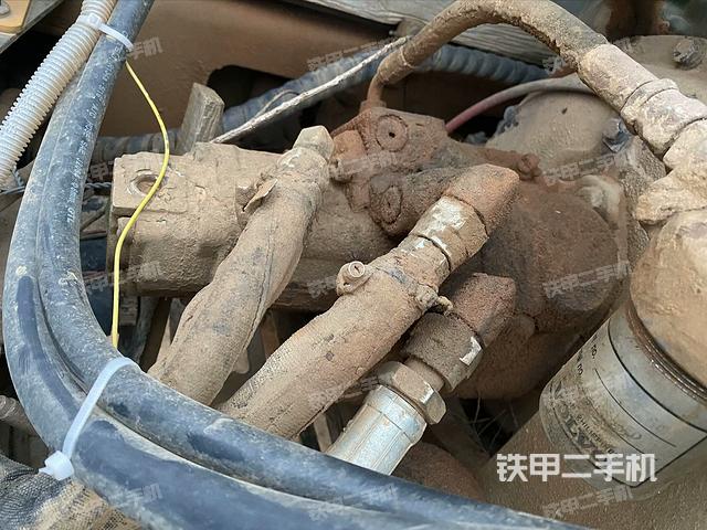 液压泵舱室正面整体（整机外观）