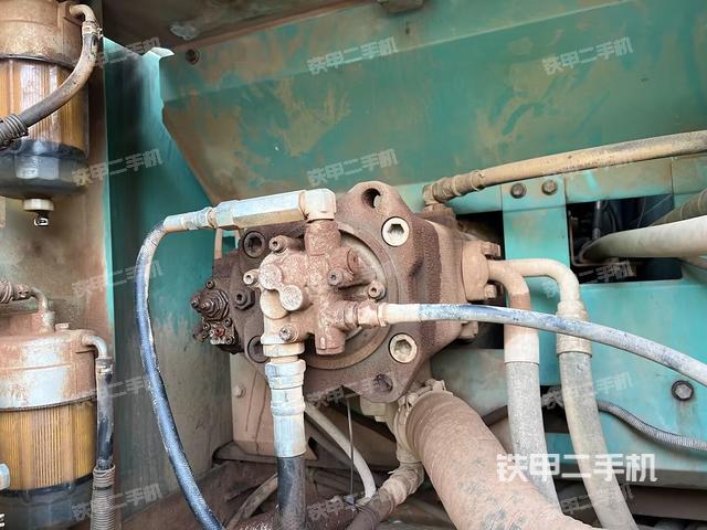 液压泵舱室正面整体（整机外观）