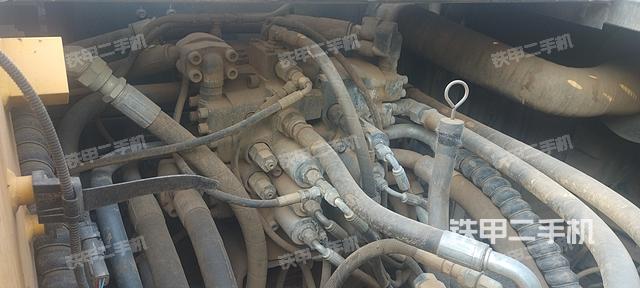 回转马达和主控阀（整机外观）