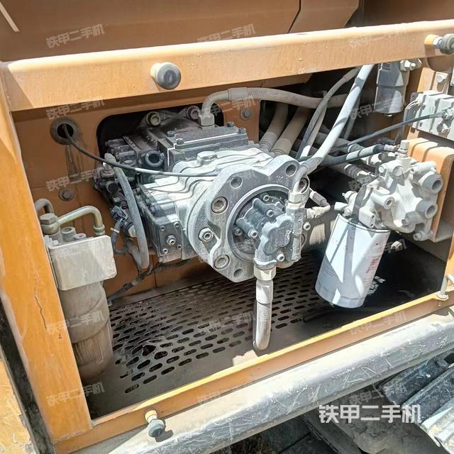 液压泵舱室正面整体（整机外观）