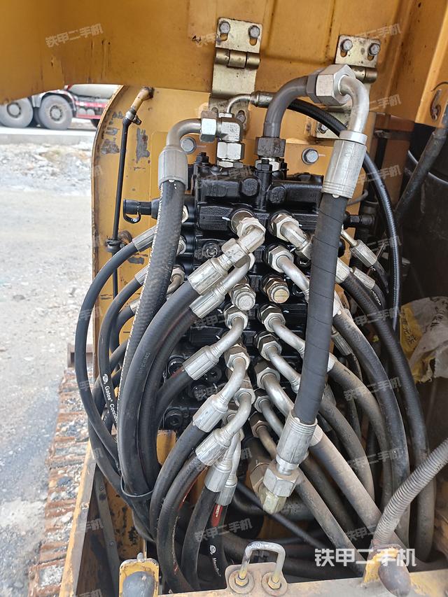 回转马达和主控阀（整机外观）