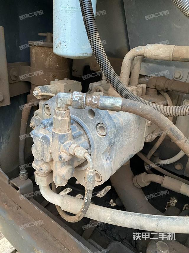 液压泵舱室正面整体（整机外观）