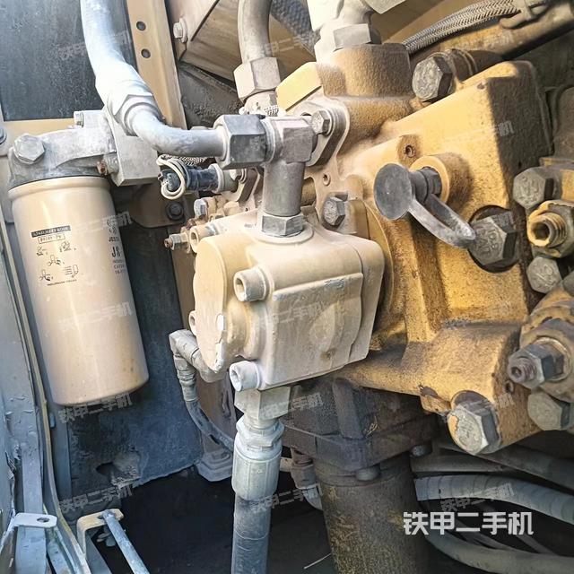 液压泵舱室正面整体（整机外观）