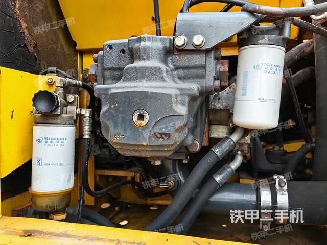 液压泵舱室正面整体（整机外观）