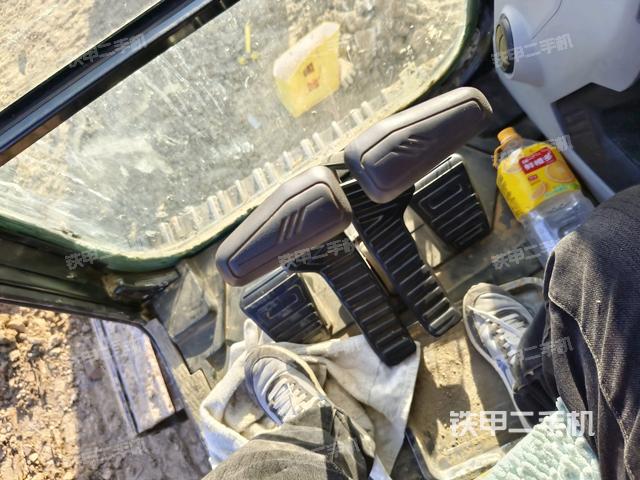 行走控制手柄和踏板 俯拍（驾驶室部分）