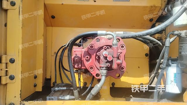 液压泵舱室正面整体（整机外观）