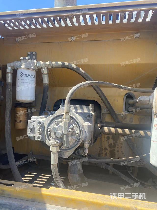 液压泵舱室正面整体（整机外观）