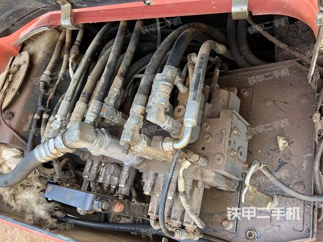 回转马达和主控阀（整机外观）