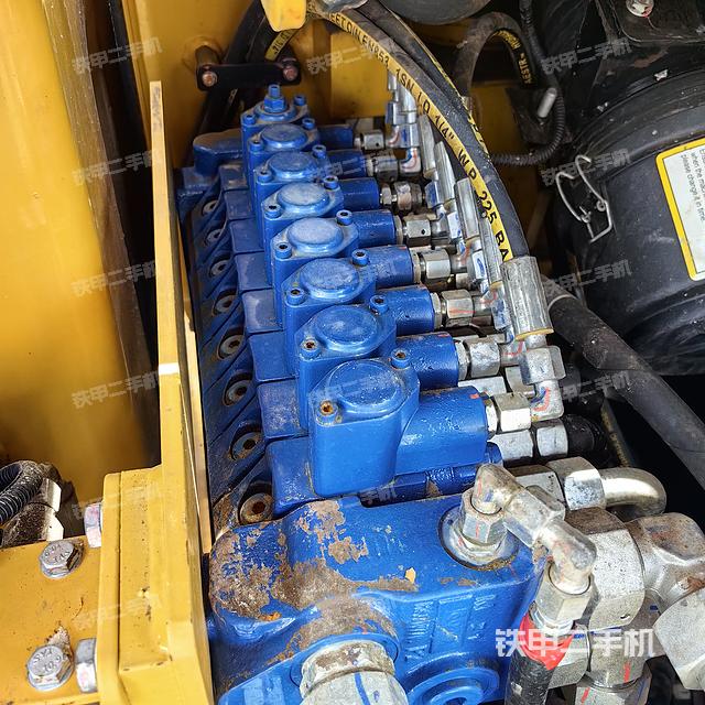 回转马达和主控阀（整机外观）