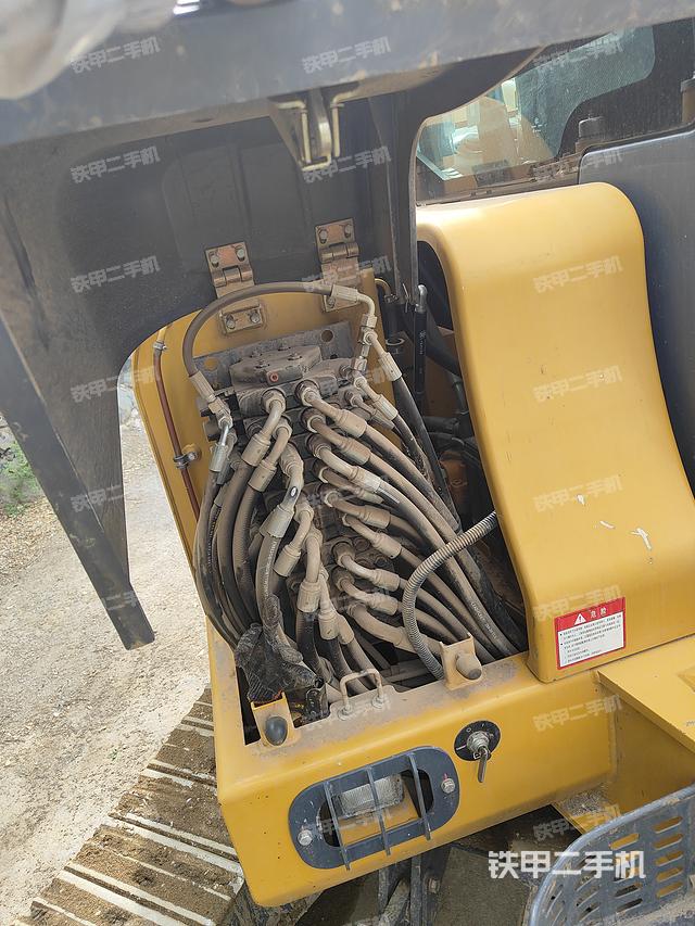 回转马达和主控阀（整机外观）