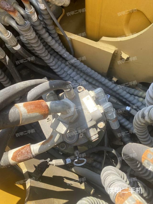 回转马达和主控阀（整机外观）