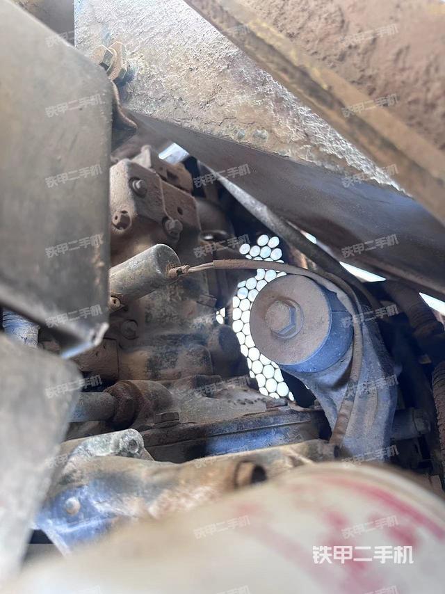 液压泵舱室正面整体（整机外观）