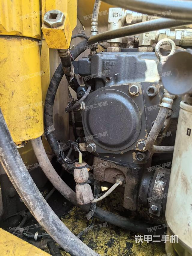 液压泵舱室正面整体（整机外观）