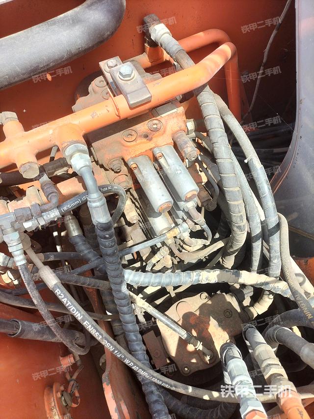 回转马达和主控阀（整机外观）