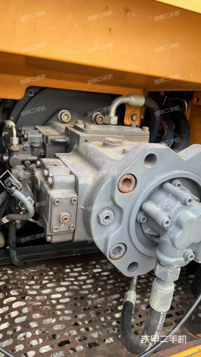 液压泵舱室正面整体（整机外观）