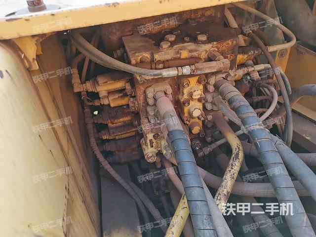 回转马达和主控阀（整机外观）