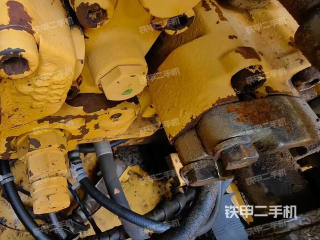 回转马达和主控阀（整机外观）