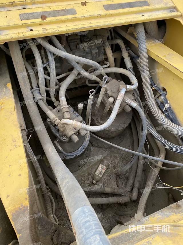 回转马达和主控阀（整机外观）