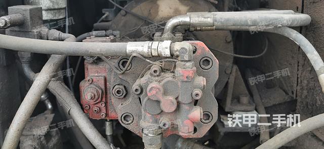 液压泵舱室正面整体（整机外观）