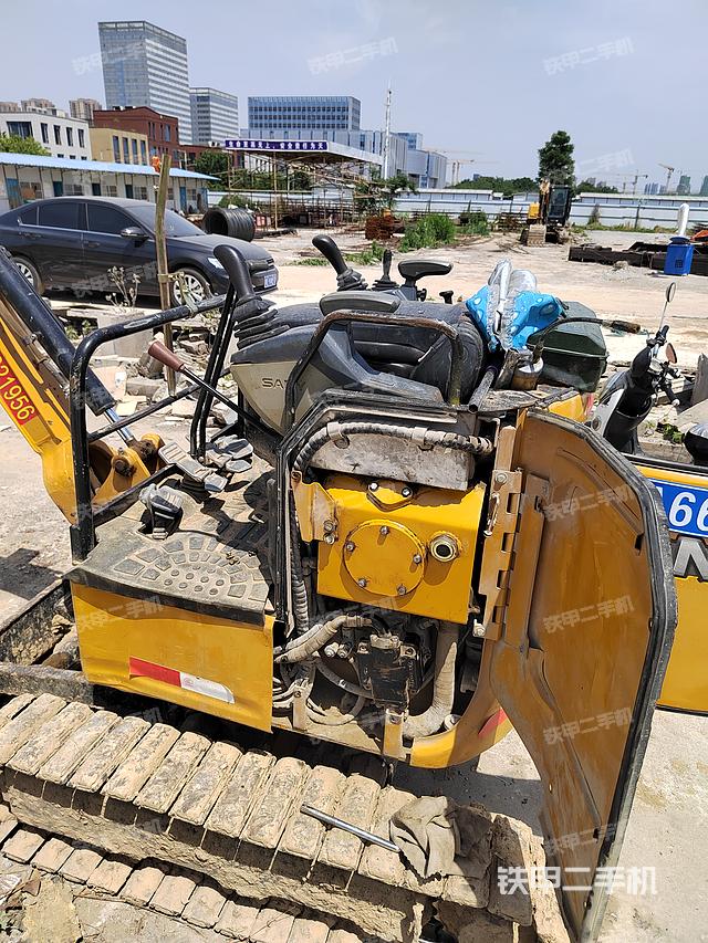 液压泵舱室正面整体（整机外观）