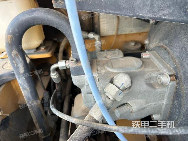 液压泵舱室正面整体（整机外观）