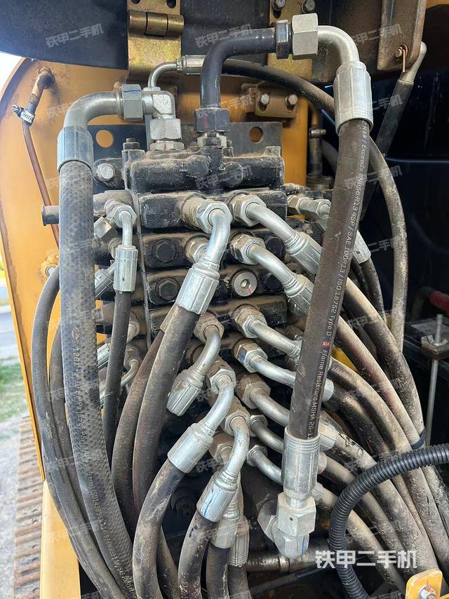 回转马达和主控阀（整机外观）