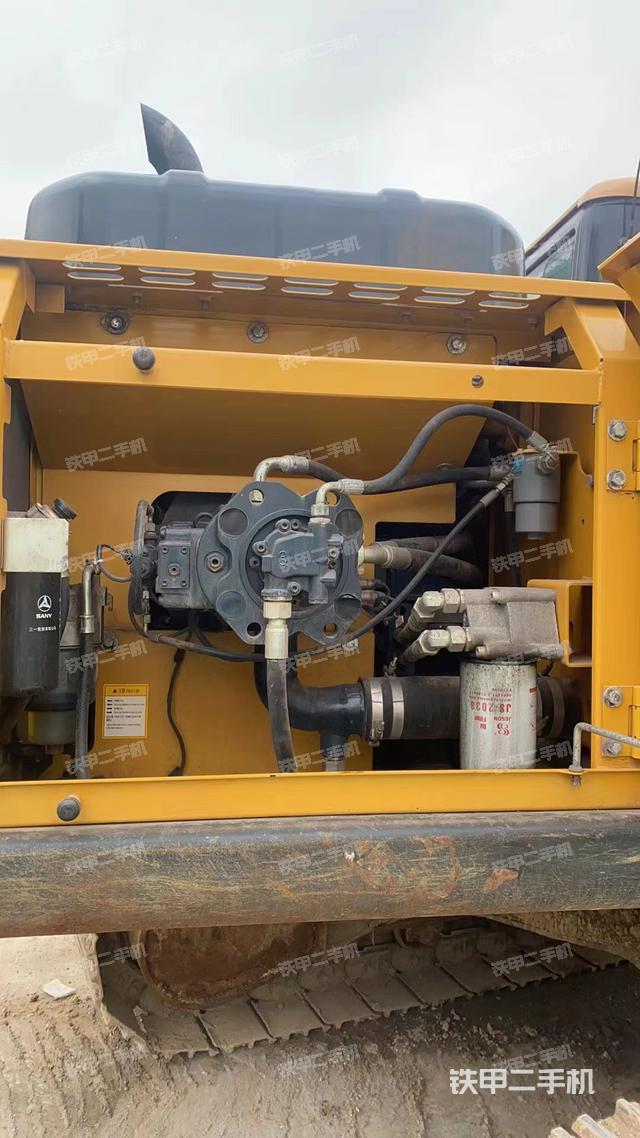 液压泵舱室正面整体（整机外观）